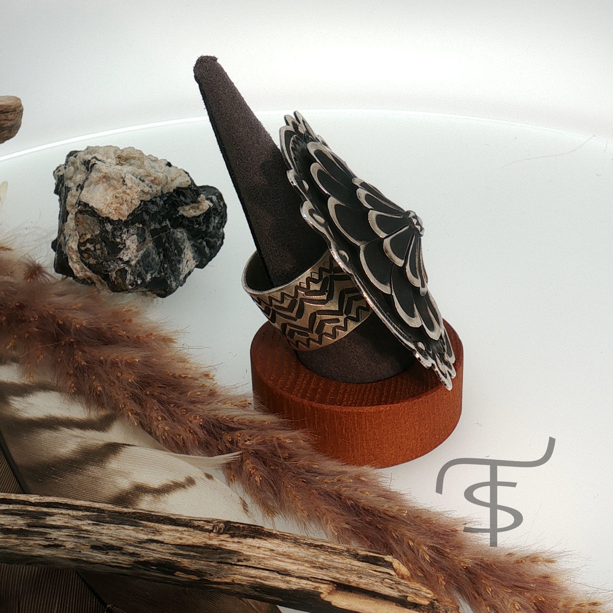 Adjustable L Tahe Flower Ring
