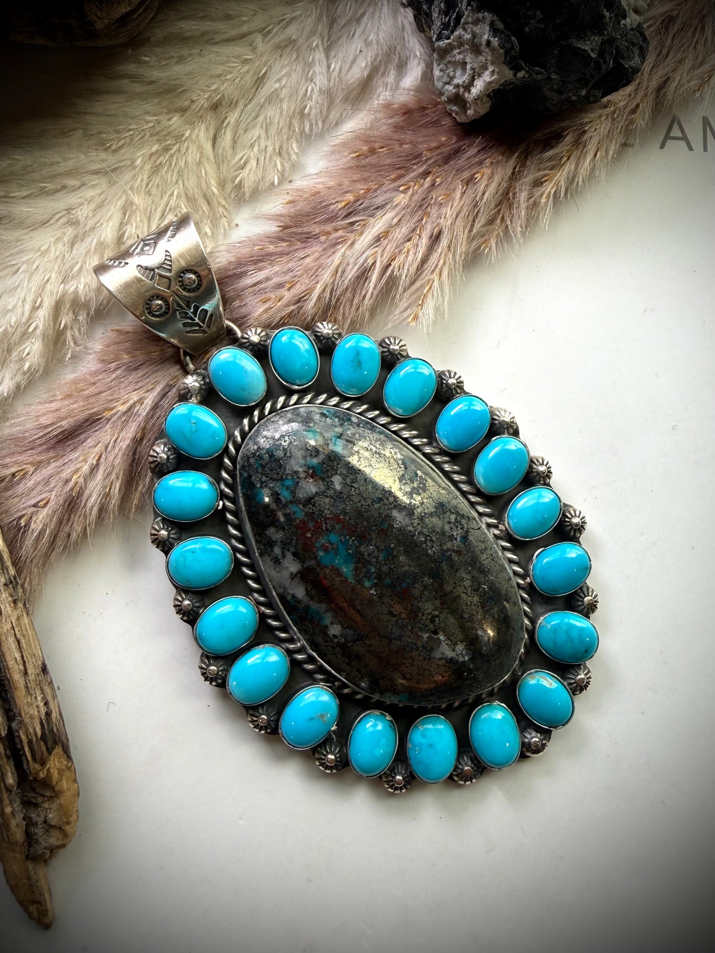 The Velaris Pendant