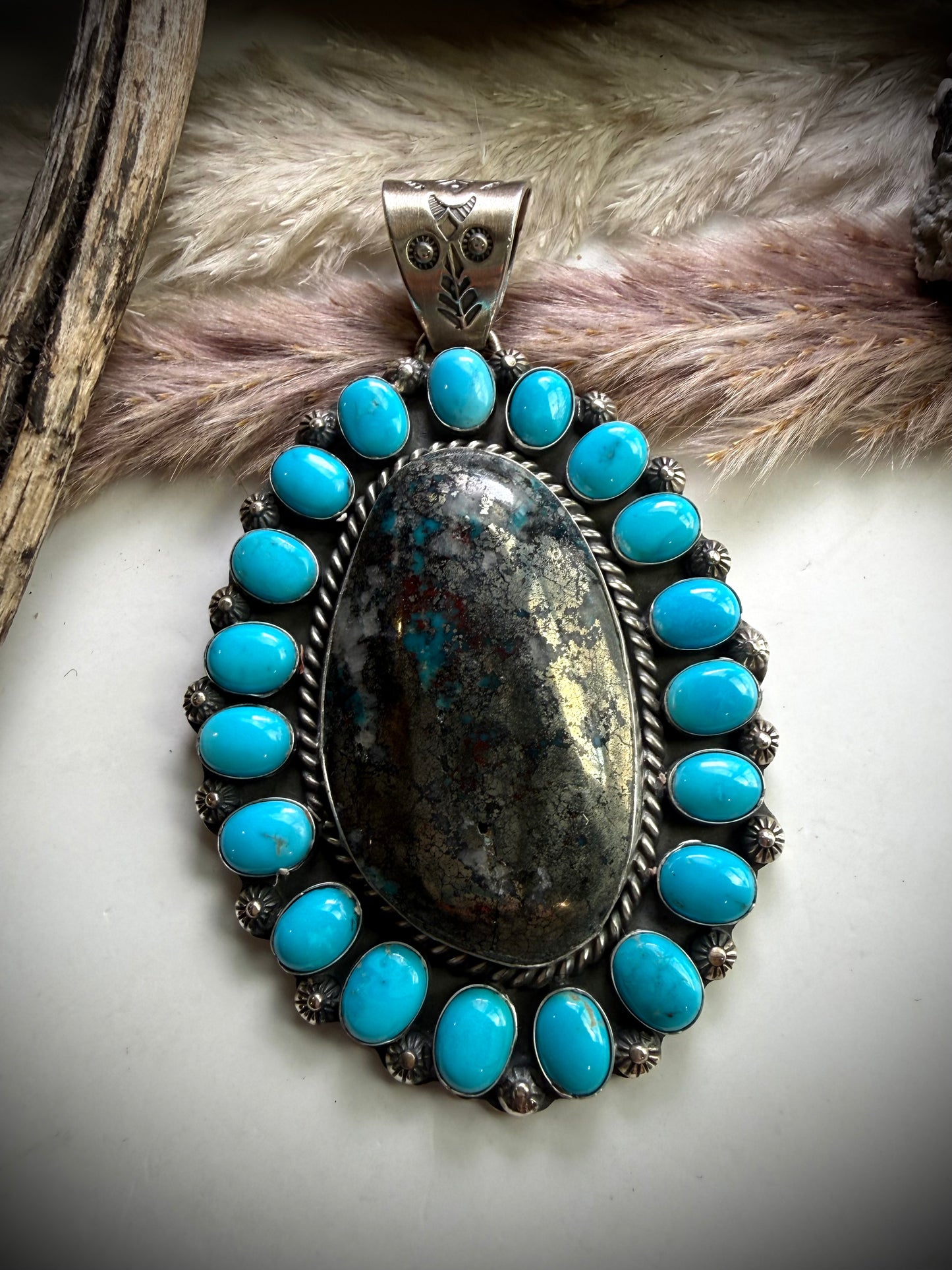 The Velaris Pendant